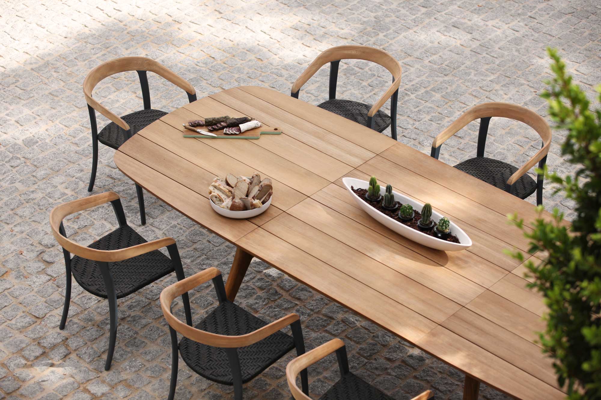 Zidiz Oval Outdoor Table