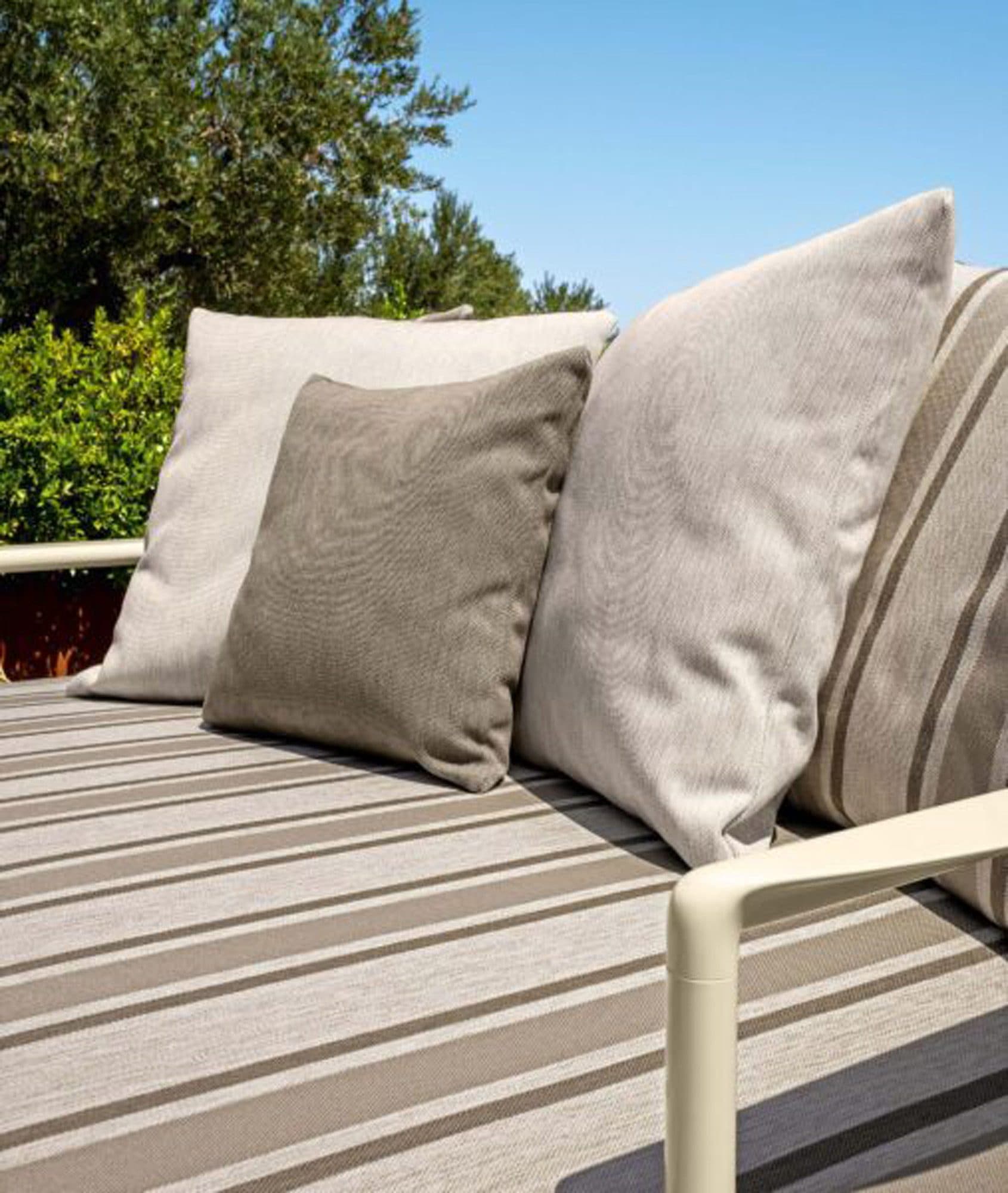 Nalu Outdoor Lovebed